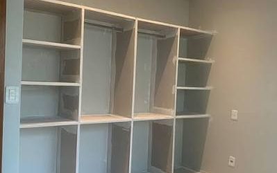 Guarda-Roupa Casal em Gesso Acartonado: Elegância, Organização e Aproveitamento Inteligente do Espaço